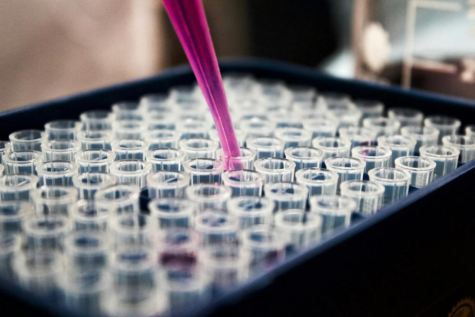 Laboratory pipette dispensing liquid into a multiwell plate